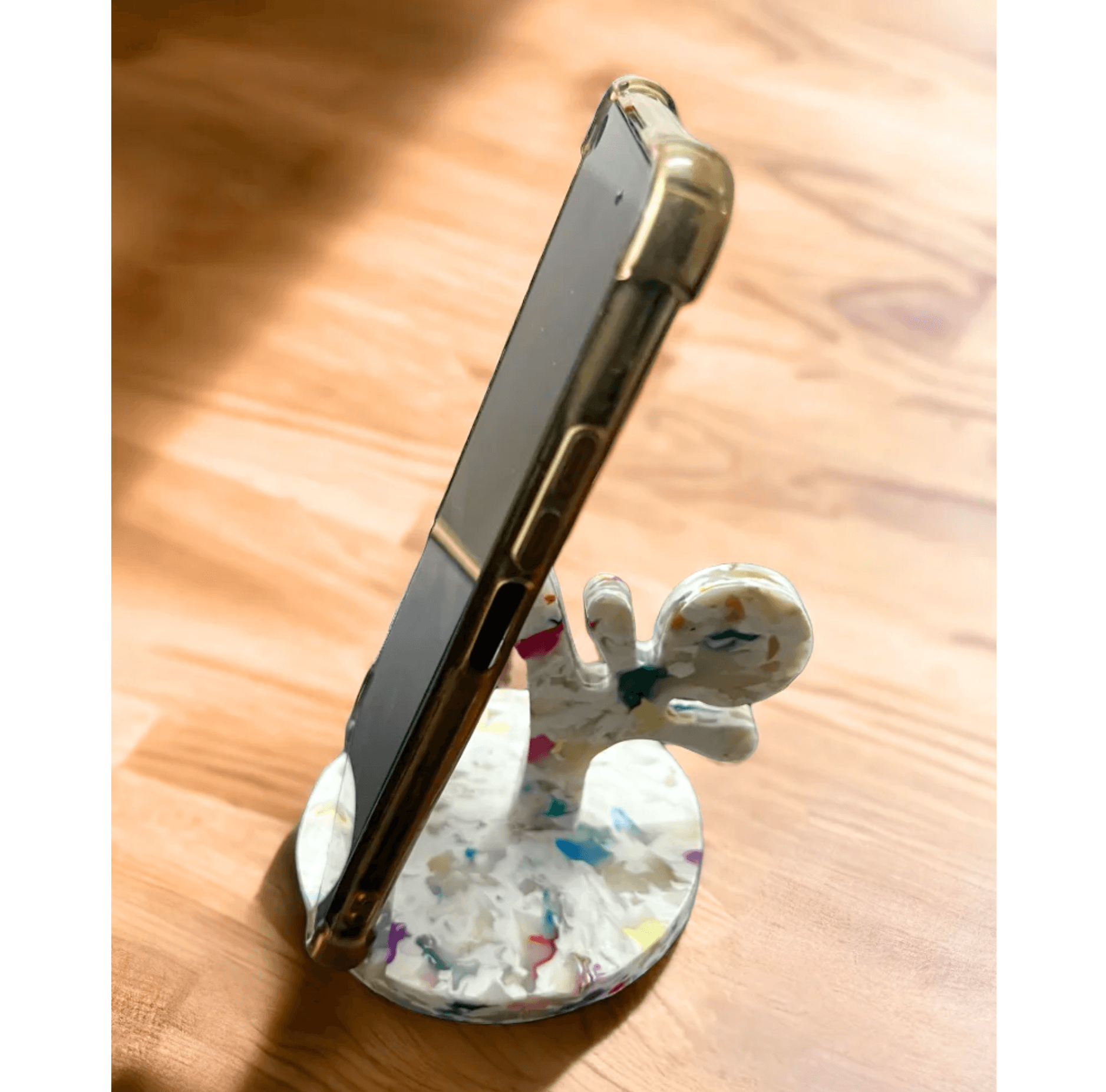 Upcycled Shack : Plastic Phone Holder