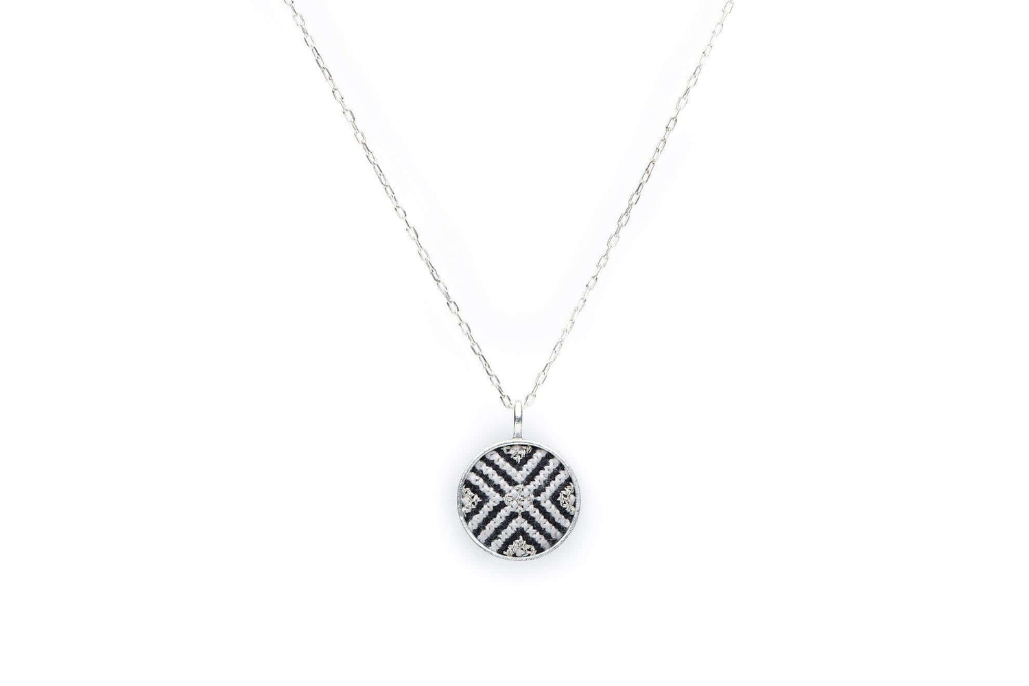 An image of the GLOW_NECKLACE_SILVERBLACKARAB.jpg by Earth Heir