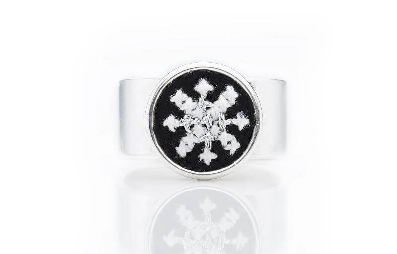 An image of the GLOW_RING_SILVER_BLACK_ARAB_2.jpg by Earth Heir