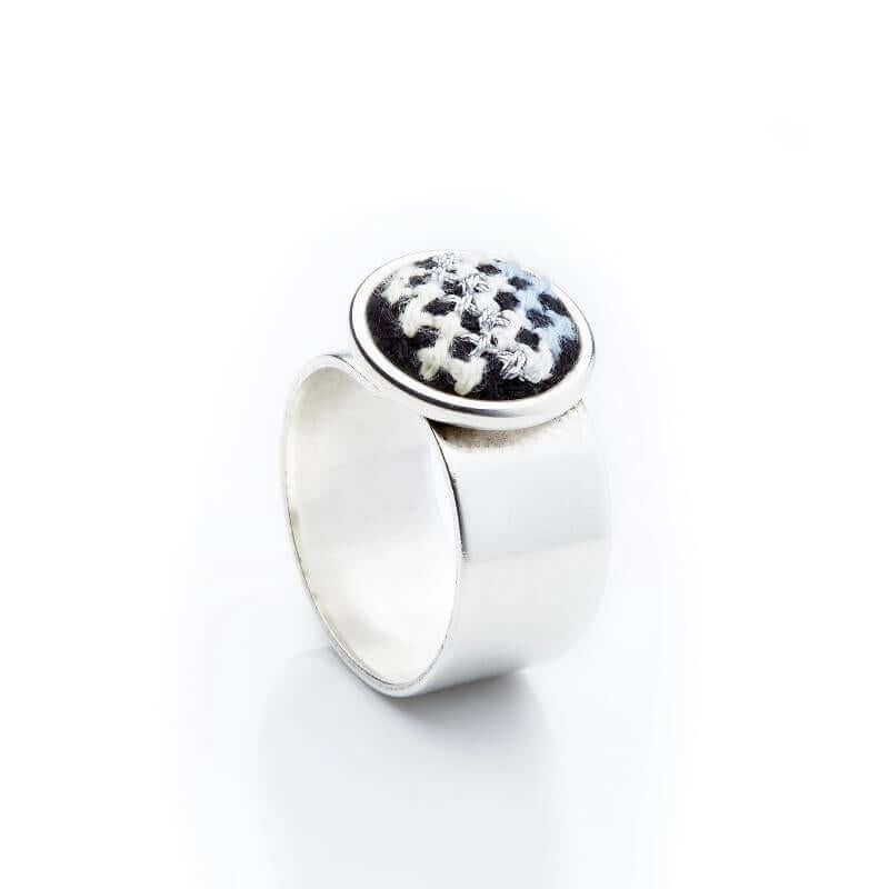 An image of the GLOW_RING_SILVER_BLACK_NUUSUM_731d1e45-34bd-4e82-9350-d32695b0c08c.jpg by Earth Heir