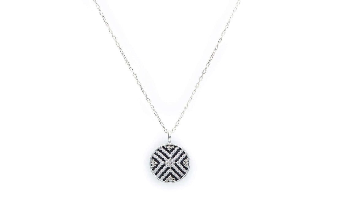 An image of the GLOW_NECKLACE_SILVERBLACKARAB.jpg by Earth Heir