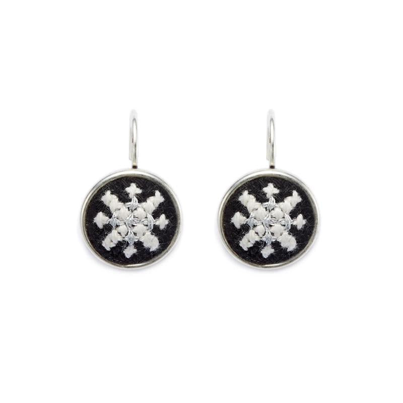 An image of the GLOW_SILVER_BLACK_ARABESQUE.jpg by Earth Heir